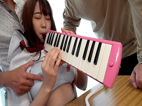 鍵盤ハーモニカでオナニーする妹の爆乳は一見にしかず!Hカップ103cm いおにゃん 服の上からモンでビックリぼよよんデカップ! サンプル動画サムネイル